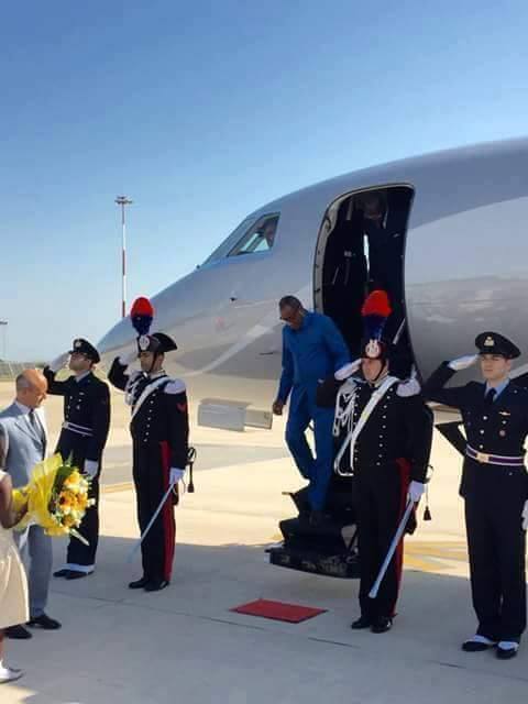 Alpha  Condé humilié en Italie: Regardez le petit « tapis rouge » que les Italiens ont déroulé au président Guinéen