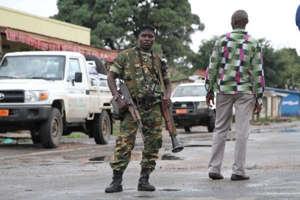 Dernière minute: les soldats fidèles à Jammeh ont pris le contrôle du siège de la CEI