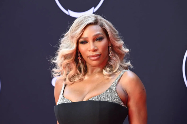 Serena Williams dévoile une bonne partie de sa poitrine aux flash