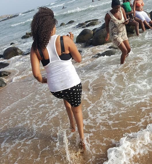  Regardez la femme de Baboye, qui  s’éclate dans une plage 