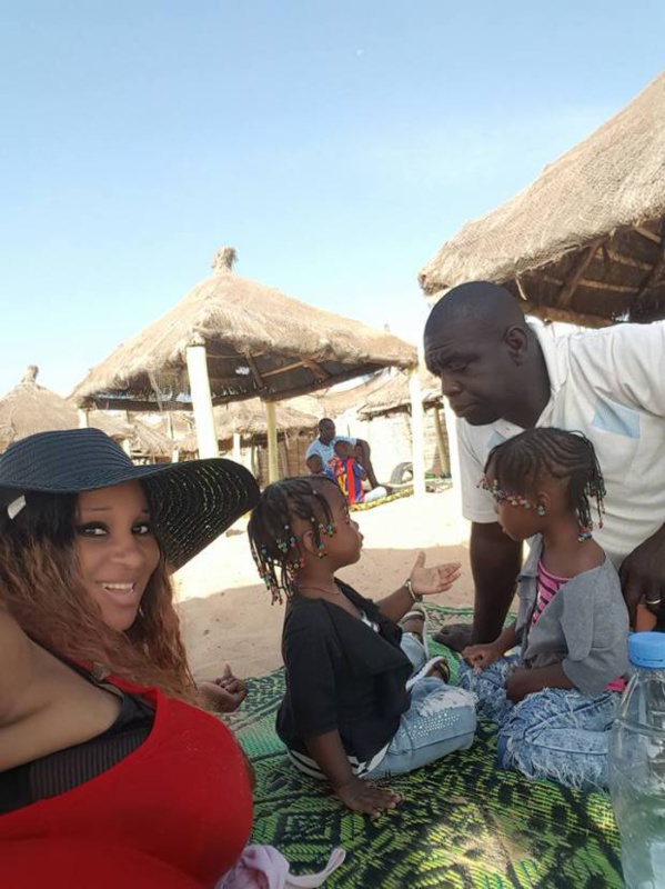  Regardez la femme de Baboye, qui  s’éclate dans une plage 