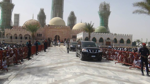 Macky Sall, le Premier Président du Sénégal qui a osé garer ses voitures dans l’enceinte de la Grande Mosquée de Touba