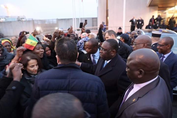 Voici l'arrivée en fanfare du président Macky Sall à l'aéroport d'Orly de Paris 