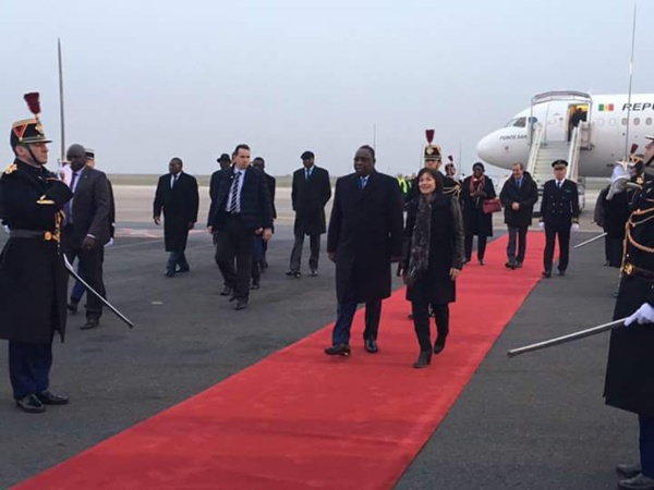 Voici l'arrivée en fanfare du président Macky Sall à l'aéroport d'Orly de Paris 