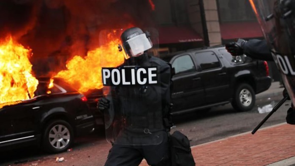 À quelques mètres de la parade, des manifestants anti-Trump ont brûlé une limousine. (Photo AFP)