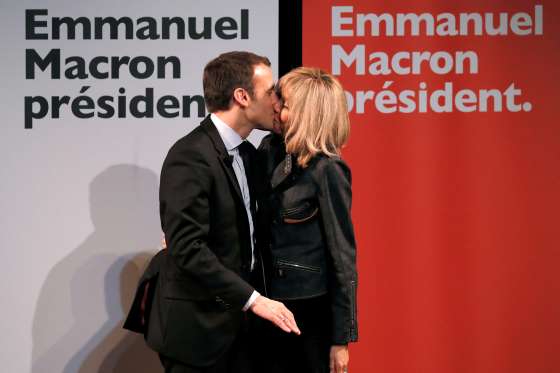 Emmanuel Macron invite son épouse Brigitte de 63 ans sur scène pour...