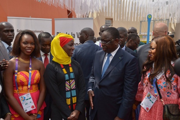 Oumy Ndour a bel et bien serré la main du Président Macky Sall: Une image qui a créé une …