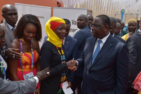 Oumy Ndour a bel et bien serré la main du Président Macky Sall: Une image qui a créé une …