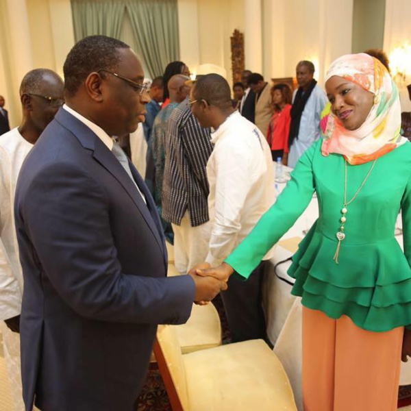 Oumy Ndour a bel et bien serré la main du Président Macky Sall: Une image qui a créé une …