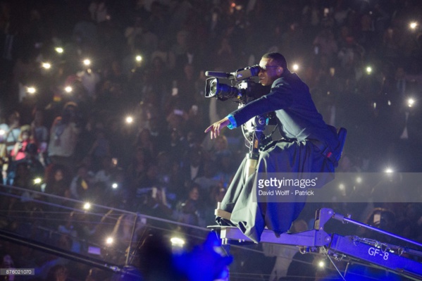 Bercy 2017: Youssou Ndour chante et filme