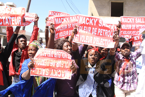 Les manifestations anti Macky et Macron ont démarré à Dakar