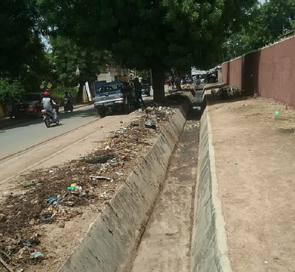 La mairie de Ziguinchor démarre le curage des caniveaux de la commune 