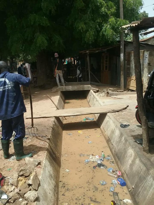 La mairie de Ziguinchor démarre le curage des caniveaux de la commune 