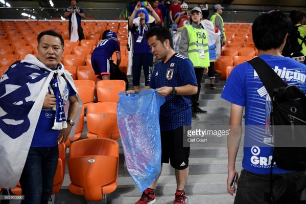 Tribunes nettoyées avant de quitter, ces Japonais sont vraiment Fair-Play