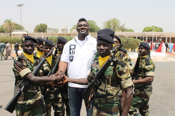 Le lutteur Balla Gaye avec l'armée nationale 