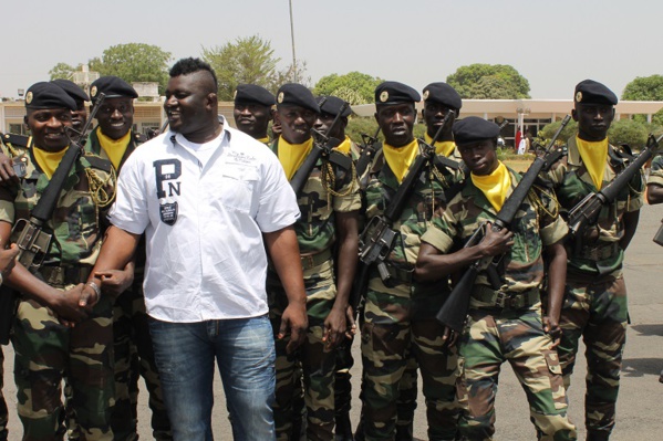 Le lutteur Balla Gaye avec l'armée nationale 