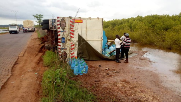 Ziguinchor: Un camion s'est renversé après le pont Émile Badiane