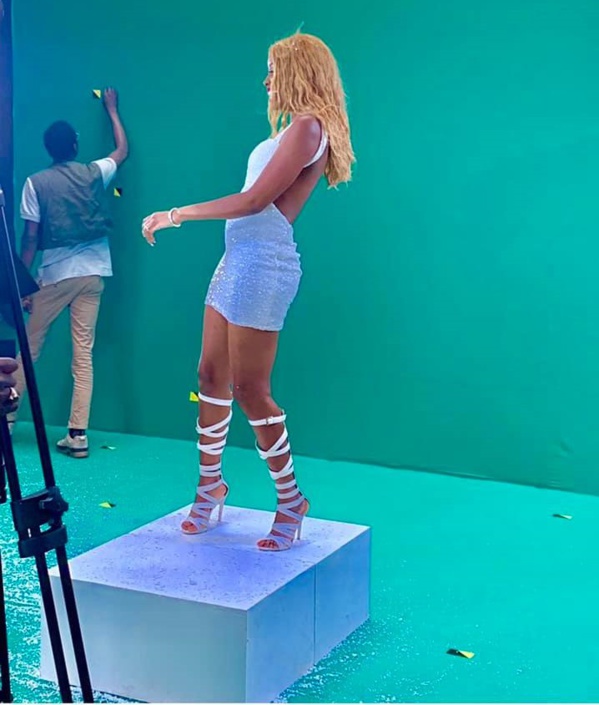 Queen Biz en plein tournage d'un clip