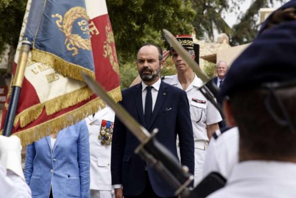 Au Sénégal, Edouard Philippe rend un sabre et vend des missiles