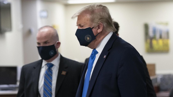 Coronavirus: Donald Trump porte le masque pour la première fois en public