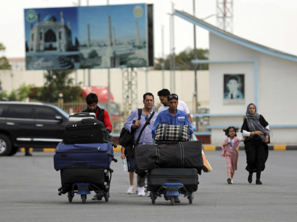 Afghanistan : les talibans encerclent Kaboul, le gouvernement promet un " transfert pacifique du pouvoir "