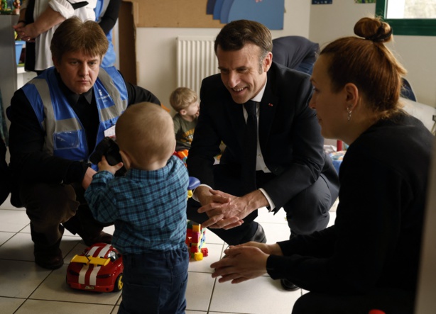 Guerre en Ukraine: "on va tout faire pour arrêter cette guerre", déclare Emmanuel Macron à un enfant ukrainien