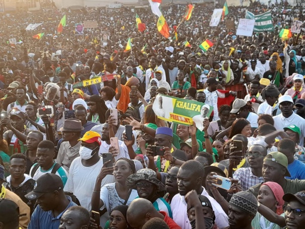 Giga Meeting de Yewwi : Les images de la démonstration de force des militants au terrain Acapes des Parcelles Assainies 