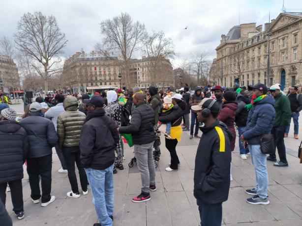 France : une grande manifestation pour "dénoncer le putsch constitutionnel" de Macky Sall (images)