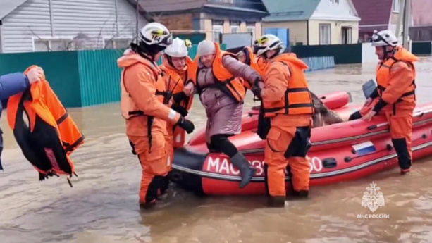 En Russie, des villes inondées et des milliers de personnes évacuées après la rupture d'un barrage