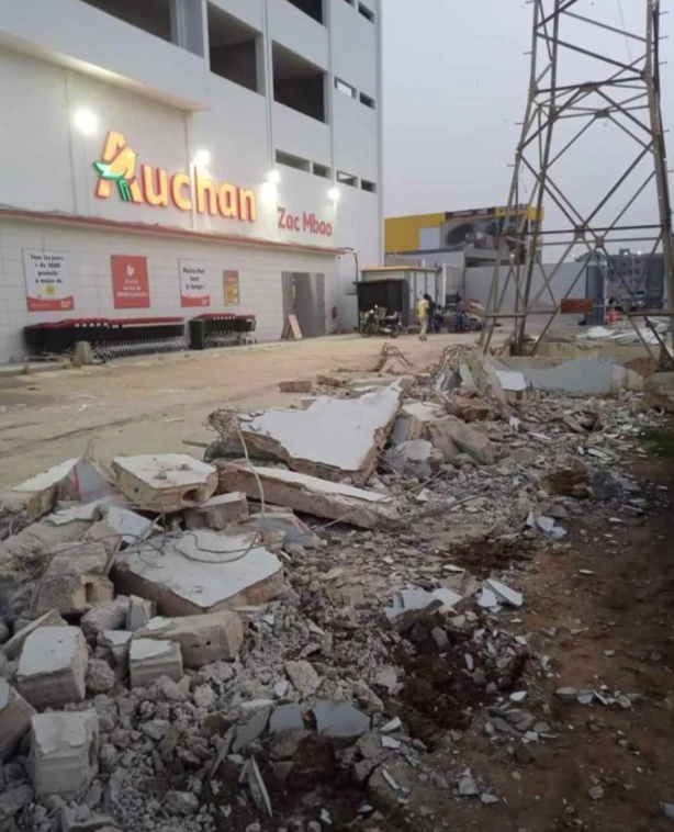 Occupation anarchique de la voie publique : Le mur de clôture d’Auchan Zac Mbao démoli 