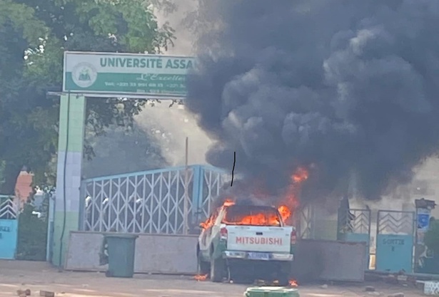 Université Assane Seck : Des véhicules incendiés et des blessés dans une manifestation