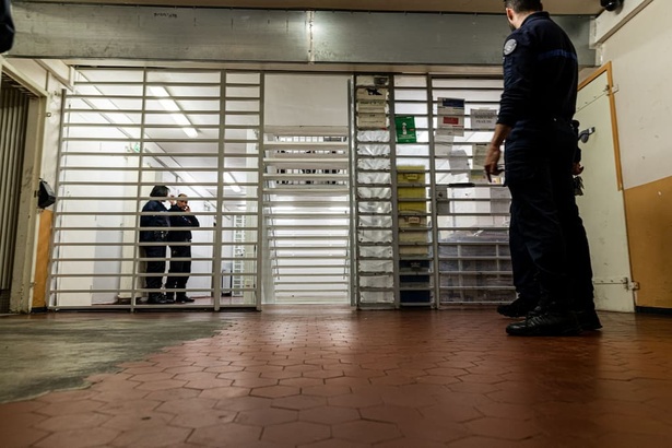 Scandale au Royaume-Uni : Une surveillante pénitentiaire filmée en plein ébat avec un détenu