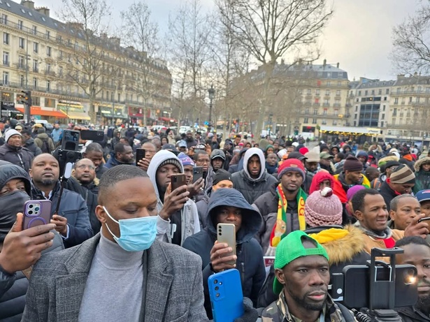 Paris : manifestation contre le retrait du Niger, du Mali et du Burkina Faso de la Cédéao