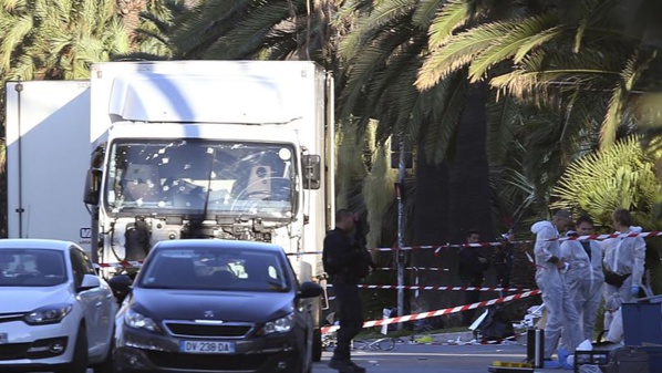 Attentat de Nice, une occasion  pour  Hollande pour reconduire l’État d’Urgence : Coïncidence ? Ou complot