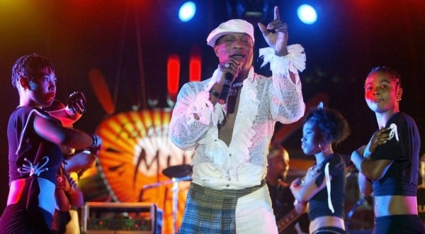  Koffi Olomide sous l'effet de la drogue, donne un coup de pied à une de ses danseuses 