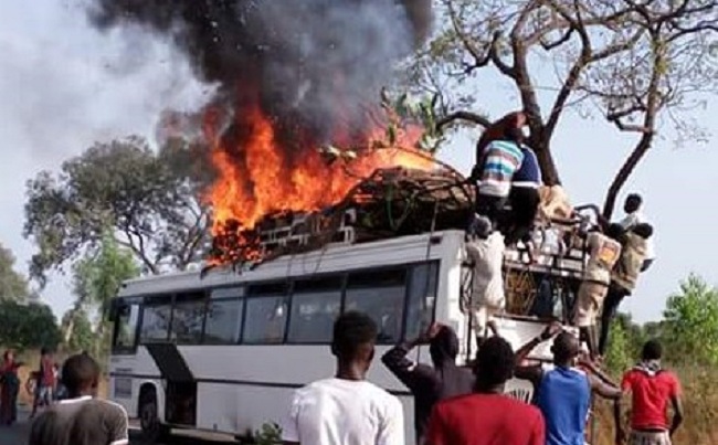 Voici les images du bus des Thiantacounes qui a pris feu (Photos)