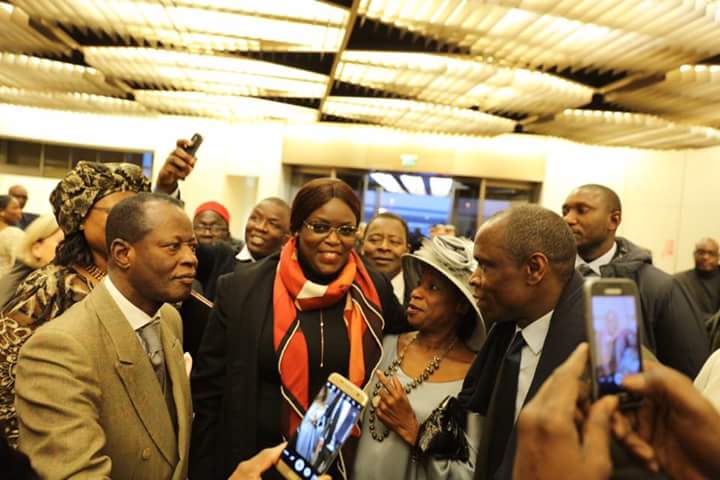 Voici l'arrivée en fanfare du président Macky Sall à l'aéroport d'Orly de Paris 