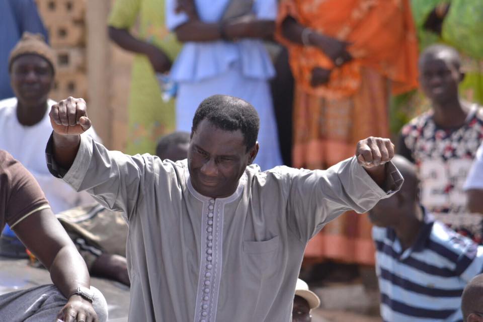 Regardez le show forcé de Cheikh Kanté à Fatick