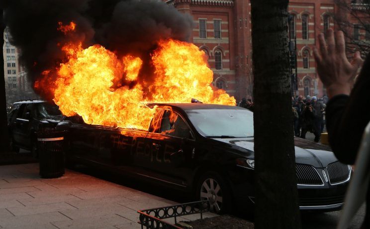 À quelques mètres de la parade, des manifestants anti-Trump ont brûlé une limousine. (Photo AFP)