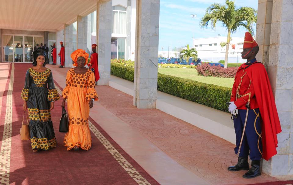 Les femmes du président Gambiens foulent pour la premier un tapis présidentiel