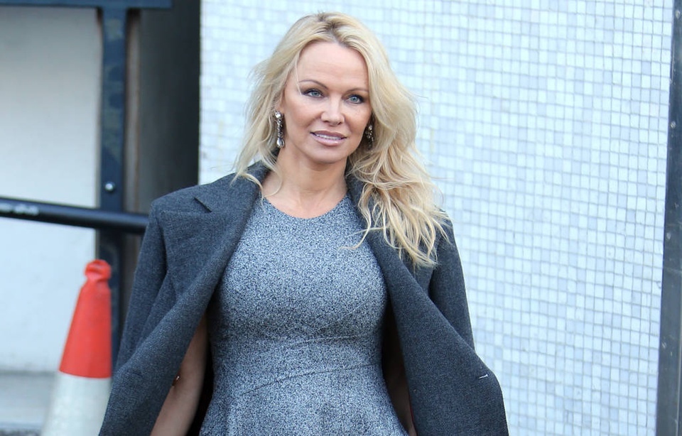 Pamela Anderson invite Emmanuel et Brigitte Macron au restaurant