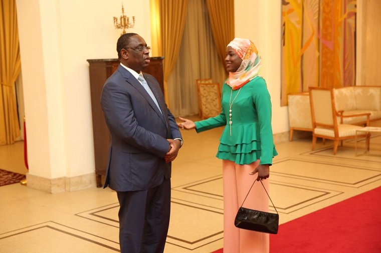 Oumy Ndour a bel et bien serré la main du Président Macky Sall: Une image qui a créé une …