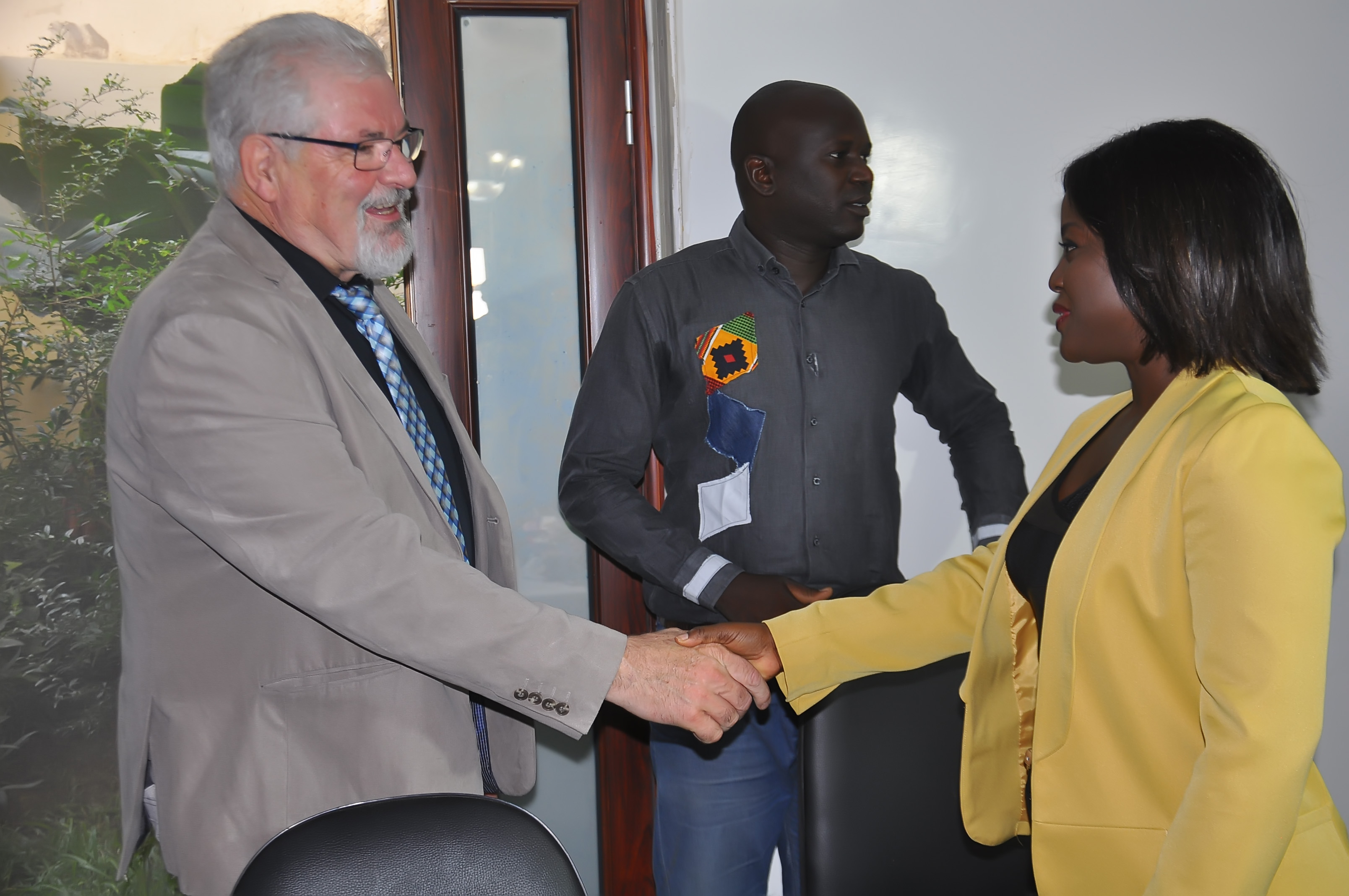 Photos: le ministre Angelique Manga, marraine de la sortie de la promotion des experts en Economie Solidaire et... 