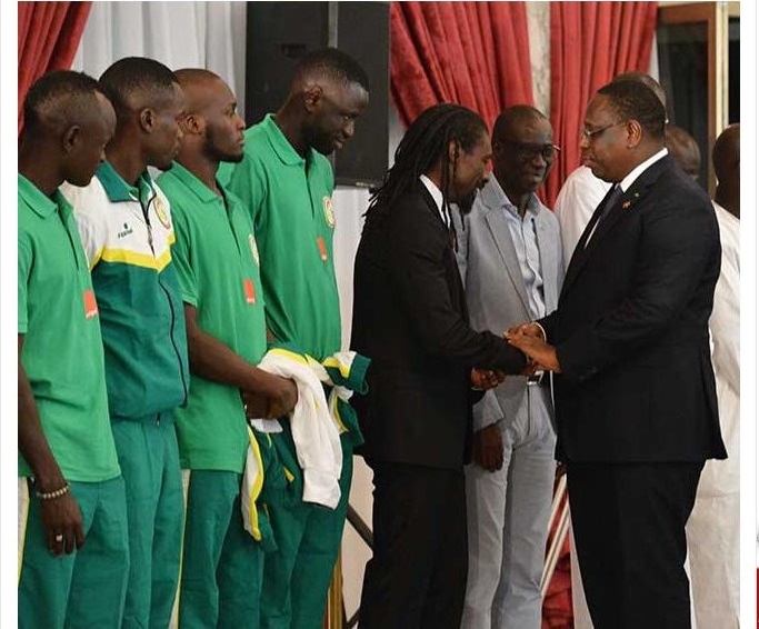 Macky Sall aux lions de foot: «Évitez les jeunes filles...  » 