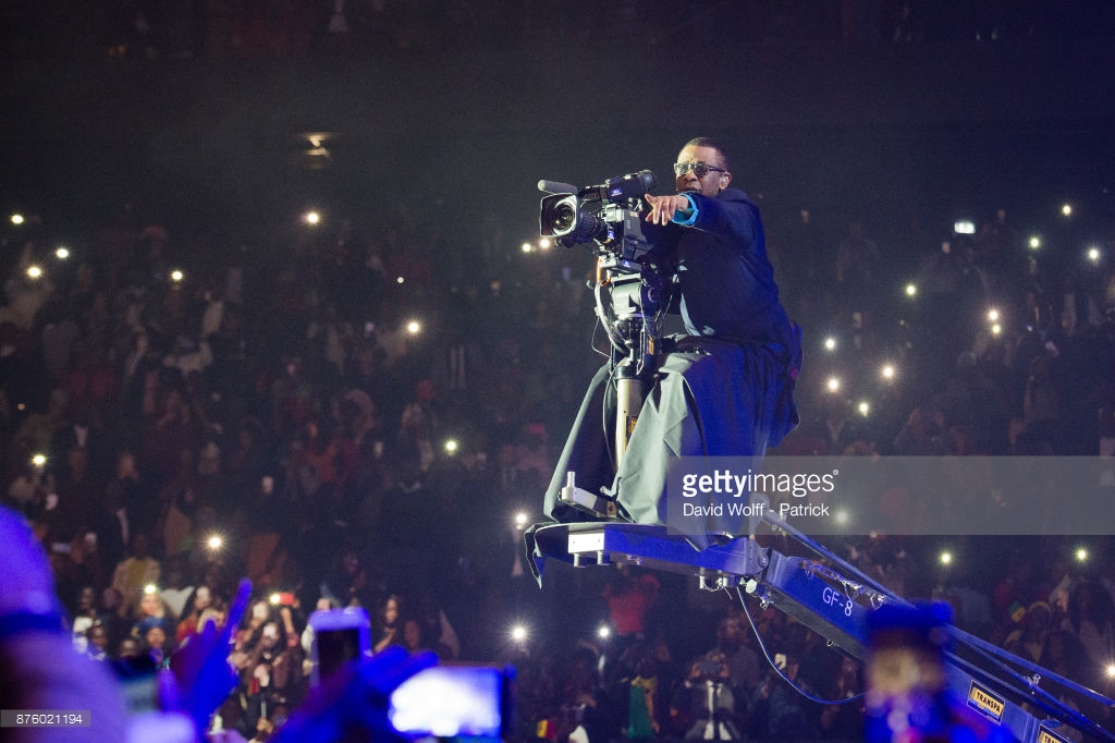 Bercy 2017: Youssou Ndour chante et filme