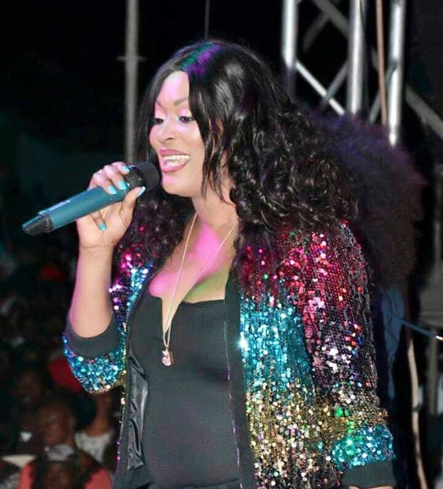 La chanteuse Titi en plein concert à Dakar