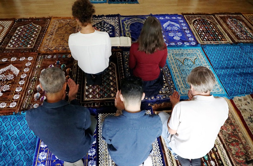 Pour la première fois en France, l’imam est une femme