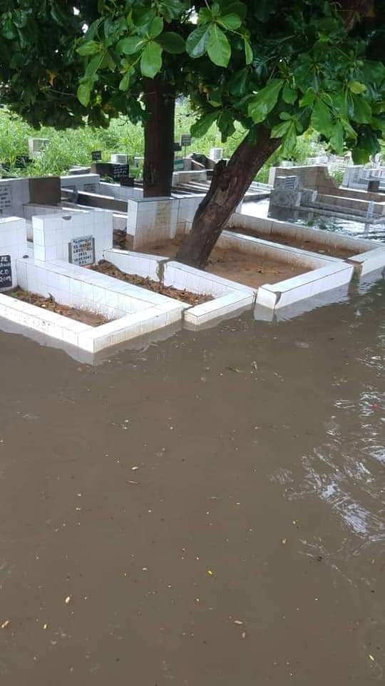 Cimetière de Pikine : L'eau envahit les tombes