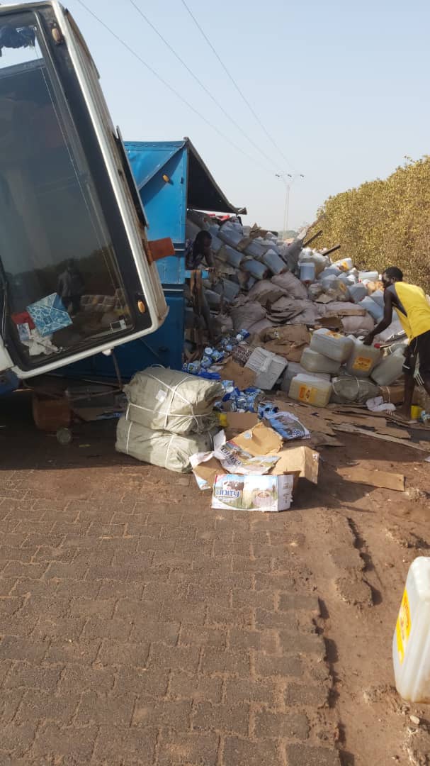 TOBOR: Un camion transportant des produits alimentaires se renverse 