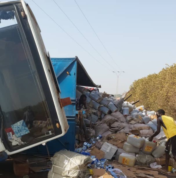 TOBOR: Un camion transportant des produits alimentaires se renverse 